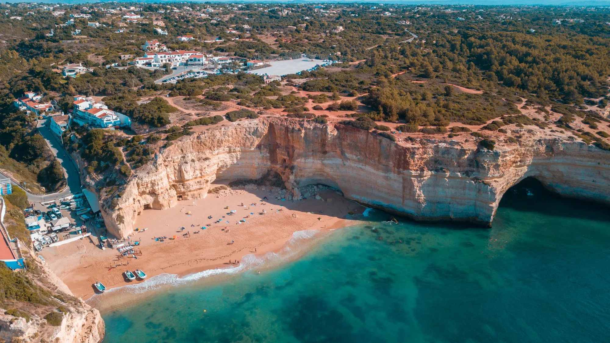 Strand tussen de kliffen in de Algarve (sfeerbeeld van de bestemming, niet het resort)