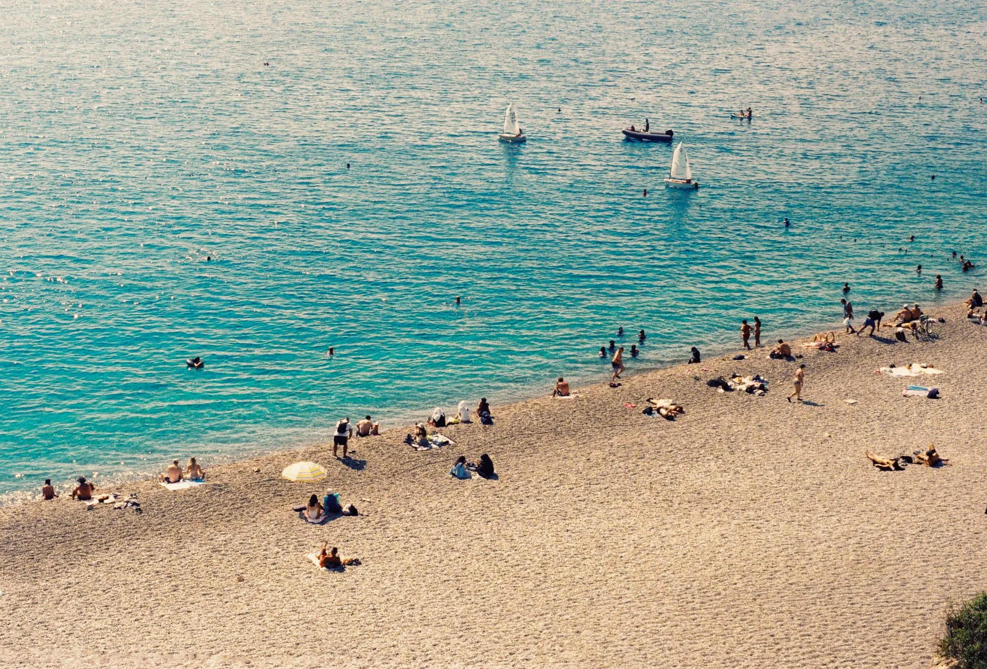 Zandstrand in de regio Antalya (sfeerbeeld van de bestemming, niet het resort)