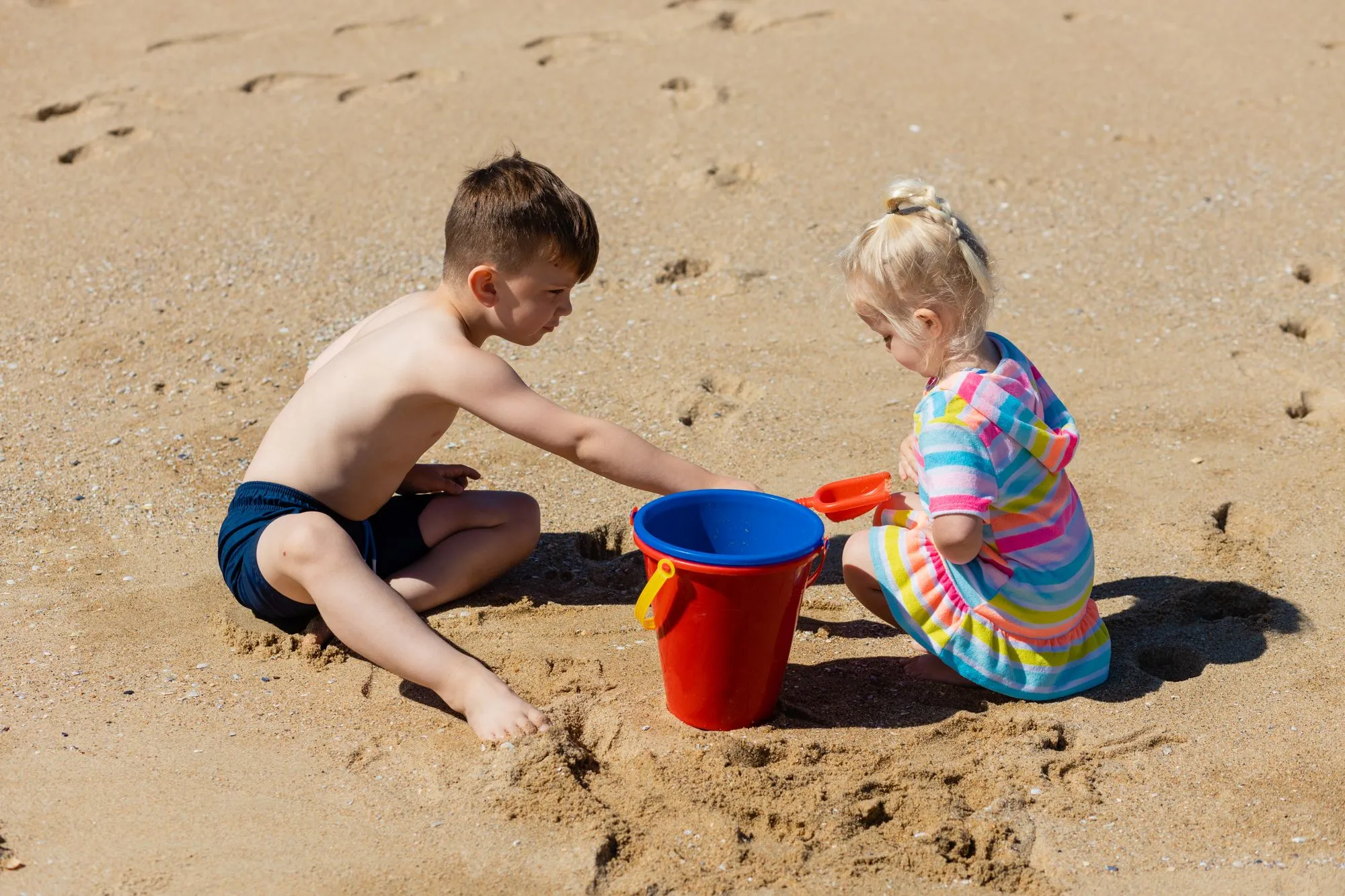 Kinderen spelen op het strand